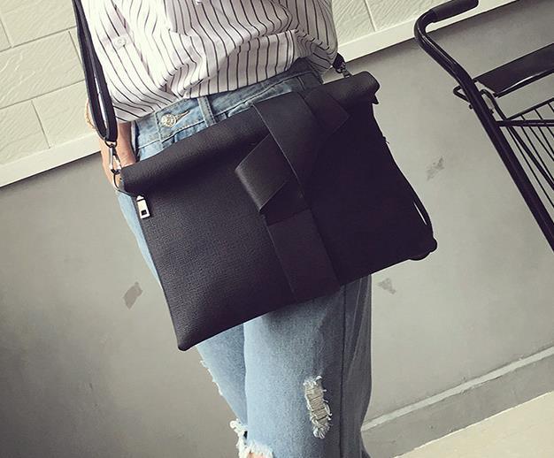 Logan Women's Clutch